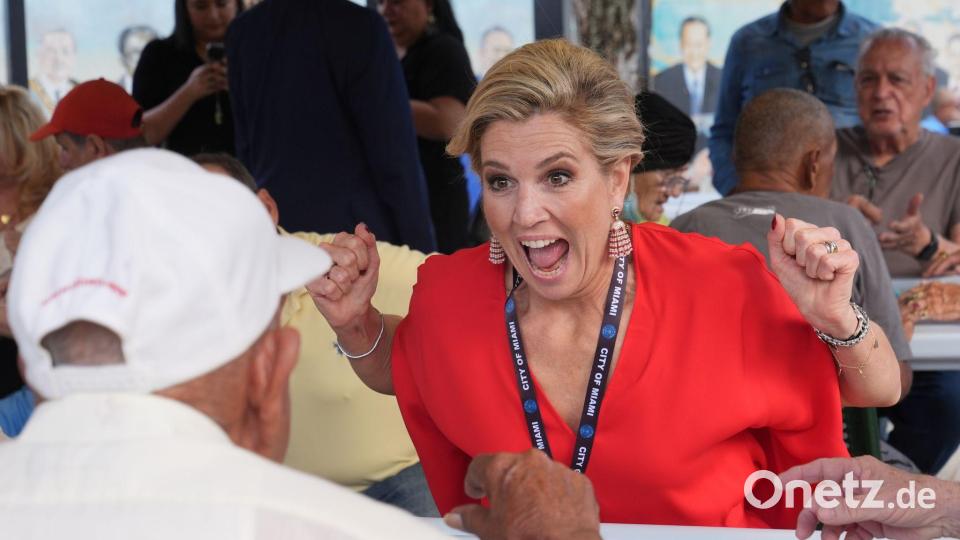 Königin Maxima der Niederlande reagiert nach dem Gewinn eines Dominospiels. Bild: Marta Lavandier/AP/dpa