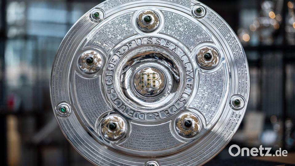 Restauriert, poliert und vergrößert: die Meisterschale. Bild: Oliver Hardt/DFL/Getty Images/dpa