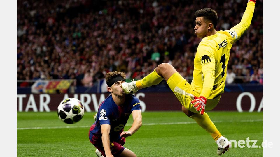 Fermin Lopez (l) vom FC Barcelona kämpft mit Juan Musso (r) von Atletico de Madrid um den Ball. Bild: Marti Segura Ramoneda/ZUMA Press Wire/dpa