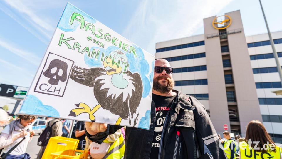 Proteste von Beschäftigten begleiten das Lufthansa-Jubiläum. Bild: Andreas Arnold/dpa