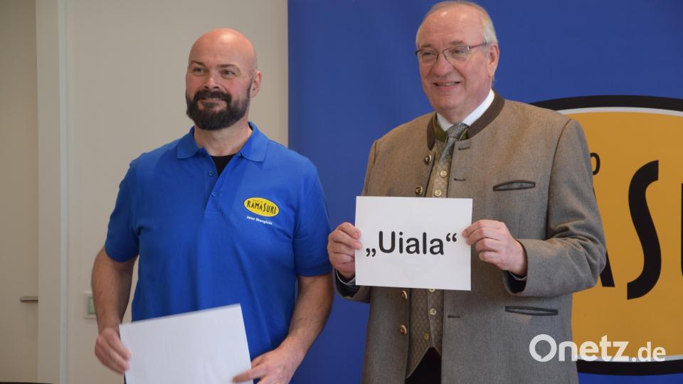 Bezirkstagspräsident Franz Löffler (rechts) und Ramasuri-Redaktionsleiter Jens Stenglein lüfteten das Geheimnis. Bild: Bastian Schreiner