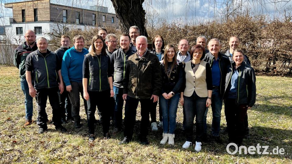 Alwin Kleber (m.) mit seinem ganzen Team der Forstverwaltung im Landkreis Schwandorf bei der Verabschiedung in Neunburg vorm Wald – hier war Kleber viele Jahre tätig. Bild: Regina Härtl