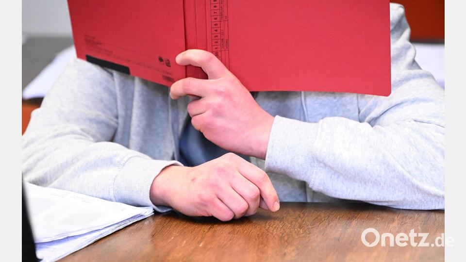 Der 24 Jahre alte Angeklagte soll seine Großmutter ermordet haben. (Archivbild) Bild: Felix Hörhager/dpa