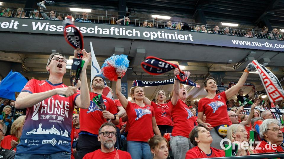Die Fans der SVG Lüneburg feuern ihre Mannschaft an. Bild: Georg Wendt/dpa
