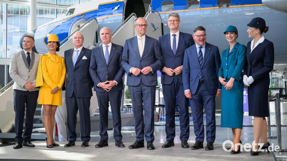 Gruppenbild mit Kanzler: Merz (Mitte) besucht die Lufthansa zum Jubiläum. Bild: Hannes P. Albert/dpa