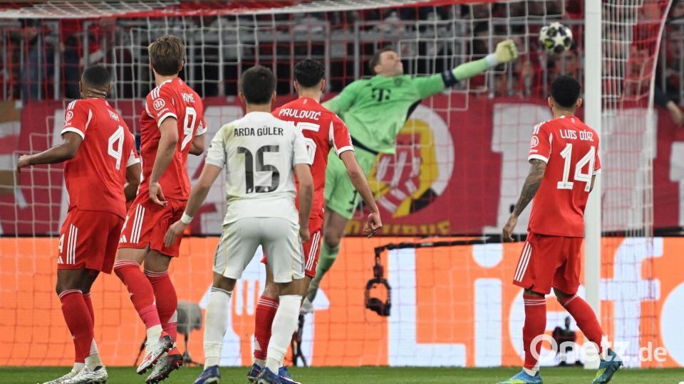 Dran mit der Hand - und doch ist der Ball drin: Manuel Neuer ist hilflos beim 1:2. Bild: Sven Hoppe/dpa