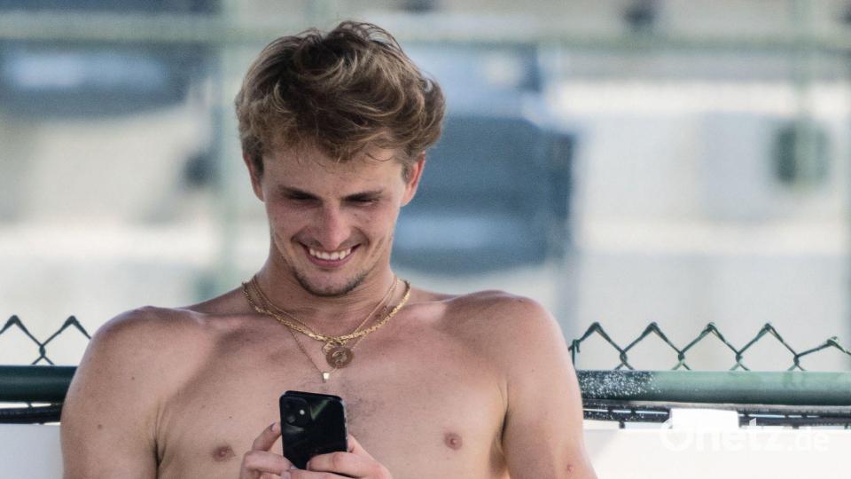 Seine Handynachrichten möchte Zverev lesen, ohne dass diese von Kameras eingefangen werden. (Archivbild) Bild: Maximilian Haupt/dpa