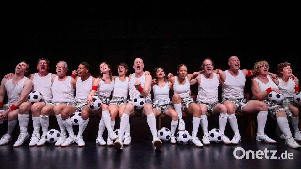Grenzt Fußball aus oder ist er identitätsstiftend - Fragen wie diese behandelt das Stück. (Handout) Bild: Ludwig Olah/Staatstheater Nürnberg/dpa