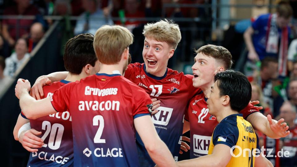 Lüneburgs Axel  Enlund (M) feiert einen Punktgewinn der SVG. Bild: Georg Wendt/dpa