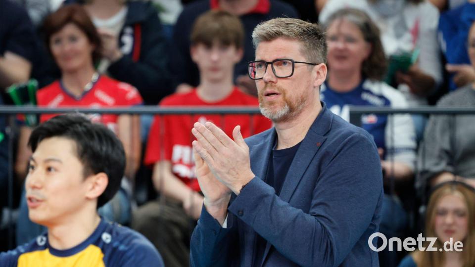 Lüneburgs Trainer Stefan Hübner beklatscht eine Aktion seines Teams. Bild: Georg Wendt/dpa