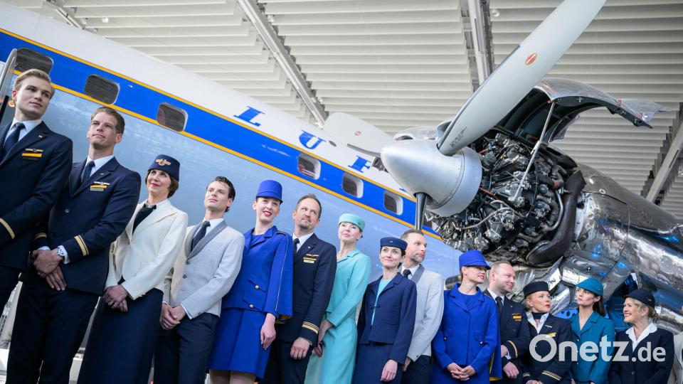 Zum Jubiläum angetreten: Die historischen Uniformen zeigen den Wandel der Moden in der Luftfahrt. Bild: Hannes P. Albert/dpa