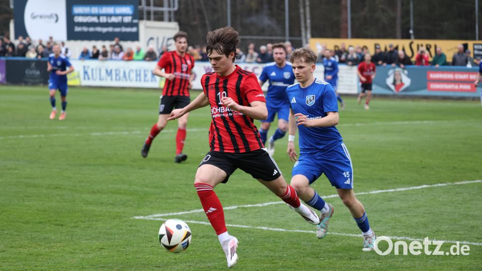 Szenen aus dem Landesliga-Derby zwischen dem SV Etzenricht und dem SC Luhe-Wildenau. SV Etzenricht (blau) Nr15 Bastian Schreml - SC Luhe-Wildenau (rot) Nr10 Torsten Hofbauer Bild: Jaeschke