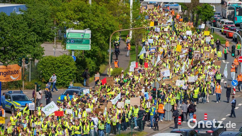 Es wird gestreikt. Lufthansa-Mitarbeiter demonstrieren am Frankfurter Flughafen. Bild: Andreas Arnold/dpa