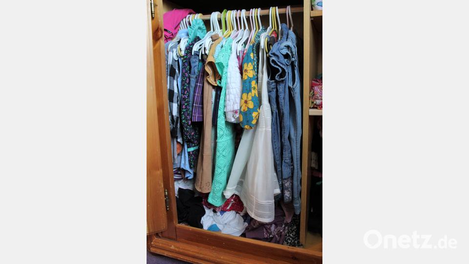 Oben aufgehängt: Ordnung, wie Eltern sie sich wünschen. Unten hineingestopft: Die Interpretation von "Aufräumen" durch eine Fünfjährige. Bild: mvs