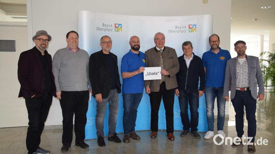Jurymitglieder, Radio-Team und Bezirksheimatpfleger Dr. Tobias Appl präsentierten das Wort des Jahres mit Bezirkstagspräsident Franz Löffler. Bild: Bastian Schreiner