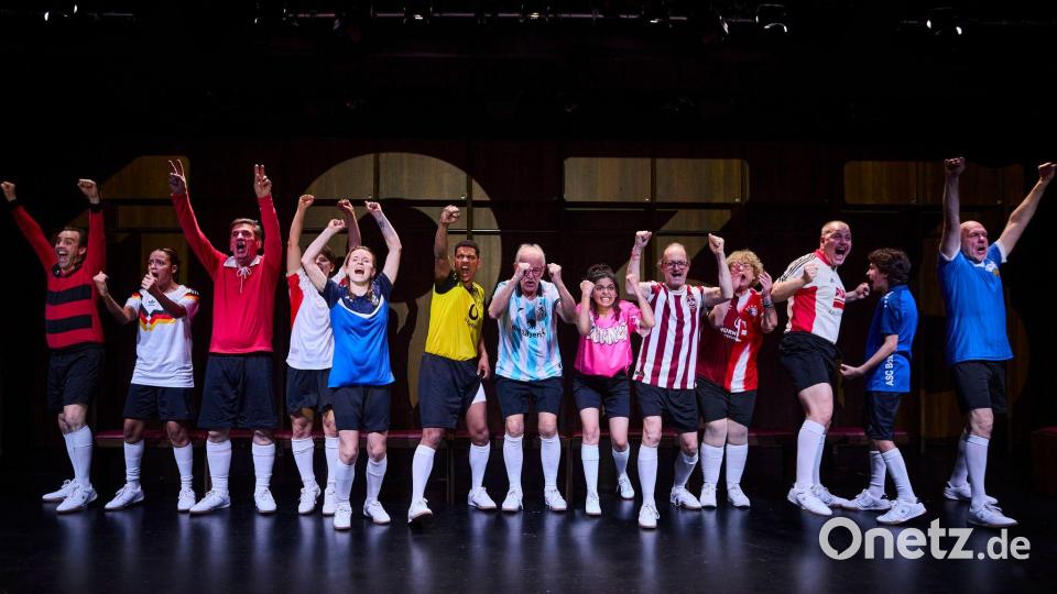 Bei dem Theaterstück wirken zehn Bürgerinnen und Bürger mit, die selbst Fußball spielen, FCN-Mitglied oder große Fans sind. (Handout) Bild: Ludwig Olah/Staatstheater Nürnberg/dpa