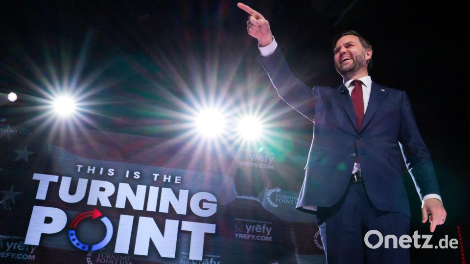 US-Vizepräsident JD Vance zeigt auf Menschen in der Menge. Bild: Chip Somodevilla/Pool Getty Images North America/AP/dpa