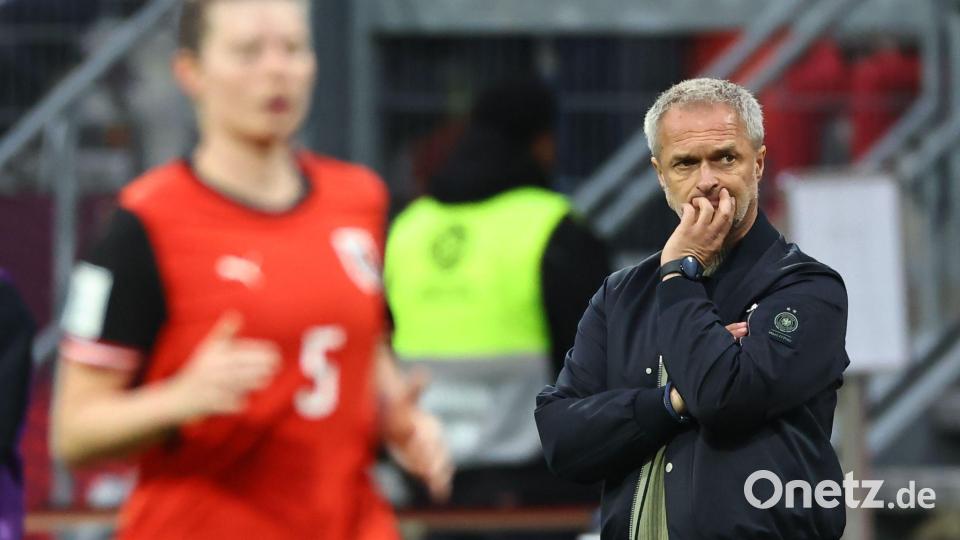 Kritisch: Bundestrainer Christian Wück nach dem 5:1 gegen Österreich. Bild: Daniel Karmann/dpa
