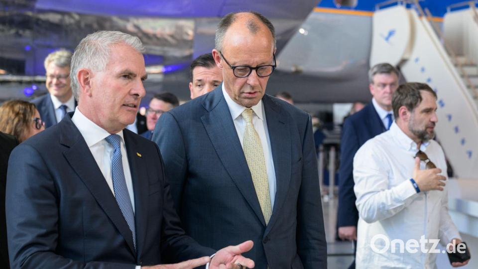 Carsten Spohr (links) und Kanzler Merz beim Jubiläum der Lufthansa. Bild: Hannes P. Albert/dpa