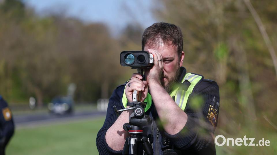 Beim Blitzmarathon werden rund 1.570 Messstellen auf Autobahnen, auf Bundes-, Land- und Kreisstraßen sowie innerorts installiert. Bild: Daniel Löb/dpa