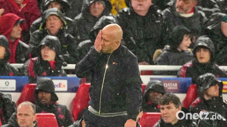 Slot steht im Rückspiel im Regen. Bild: Dave Shopland/AP/dpa