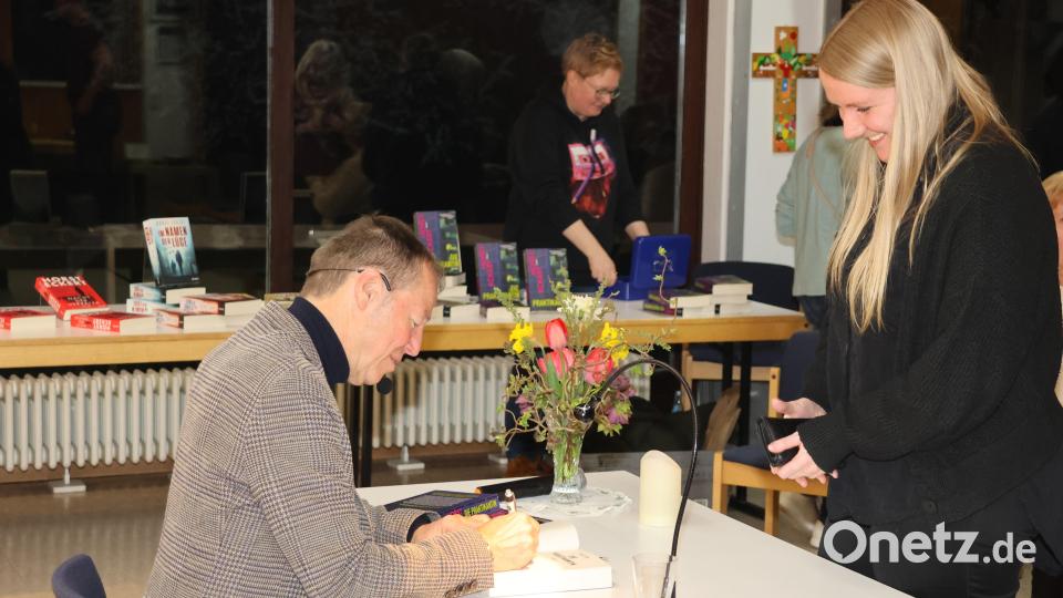 Horst Eckert, gefeierter Krimiautor aus Düsseldorf, begeisterte in Neustadt am Kulm die Besucher seiner spannenden Autorenlesung. Bild: Christine Rupprecht