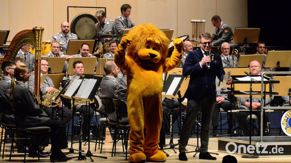 Christoph Müller-Rauch, der Präsident des Lions Club Weiden Goldene Straße begrüßt mit dem Lions-Maskottchen die Besucher. Bild: Kunz