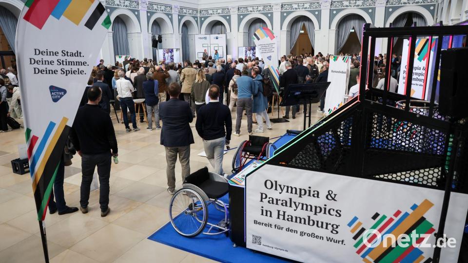 Zahlreiche Gäste verfolgen ein Gespräch auf dem Podium bei einer Veranstaltung zur Hamburger Bewerbung für die Olympischen und Paralympischen Spiele in der Handelskammer Bild: Christian Charisius/dpa