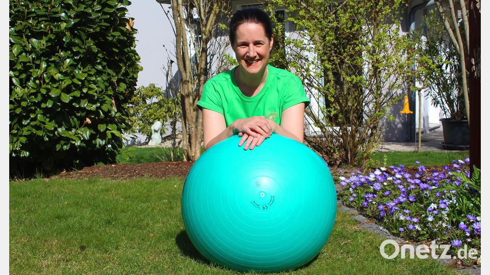 Physiotherapeutin Heike Lautner zeigt effektive Übungen mit dem Gymnastikball. Bild: Evi Wagner