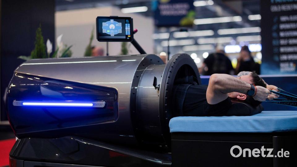 Mit den Armen trainieren, während der restliche Körper im „Flow System“ des Geräteherstellers Art of Cryo durch Über- und Unterdruck stimuliert wird. Bild: Rolf Vennenbernd/dpa