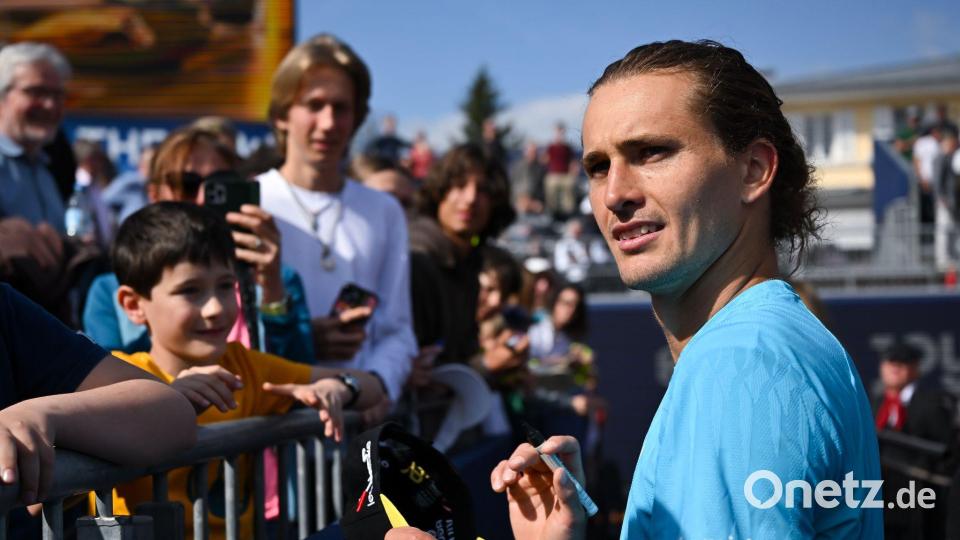 Alexander Zverev kann nach seinem klaren Achtelfinalsieg zufrieden Autogramme schreiben. Bild: Sven Hoppe/dpa