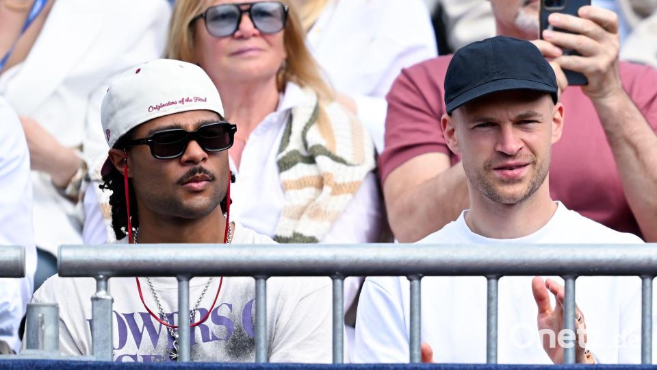 Kamen wenige Stunden nach ihrem Champions-League-Krimi gegen Real zum Tennis: Fußball-Nationalspieler Serge Gnabry (links) und Joshua Kimmich. Bild: Sven Hoppe/dpa