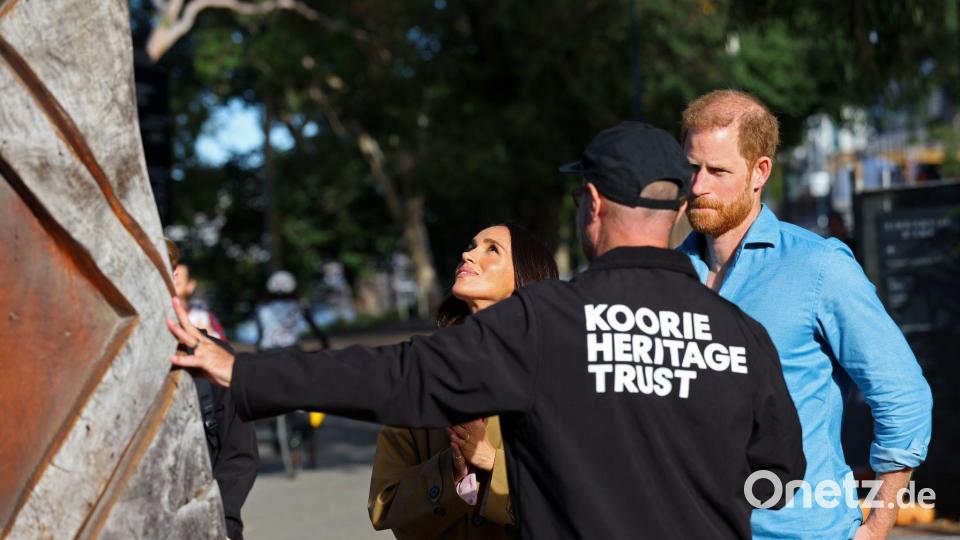 Das Paar ließ sich in Australien in die Kultur Ureinwohner einführen. Bild: Con Chronis/AAP/dpa