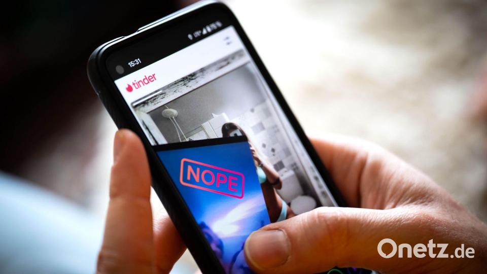 Das berühmte Swipen: die Dating-App Tinder auf einem Smartphone. (Archivbild) Bild: Sina Schuldt/dpa/dpa-tmn