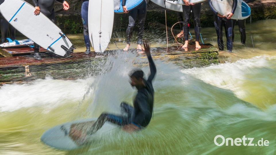 Die Stadt will sicheres Surfen an der Eiusbachwelle ermöglichen. (Archivbild) Bild: Peter Kneffel/dpa