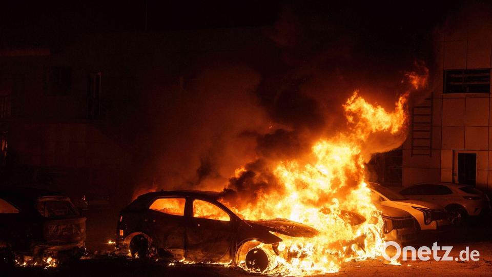 Zahlreiche Gebäude und Autos wurden nach Behördenangaben in der Ukraine bei russischen Angriffen beschädigt. Bild: Evgeniy Maloletka/AP/dpa