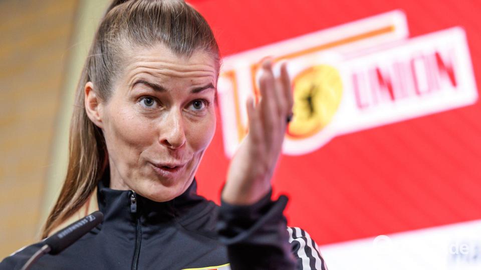 Eta ist die erste Cheftrainerin bei einem deutschen Männer-Bundesligisten. Bild: Andreas Gora/dpa