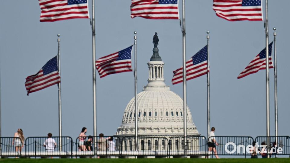 US-Fahnen wegen am Washington Monument. Im Hintergrund ist die Kuppel des US-Kapitols zu sehen. Bild: Sebastian Christoph Gollnow/dpa