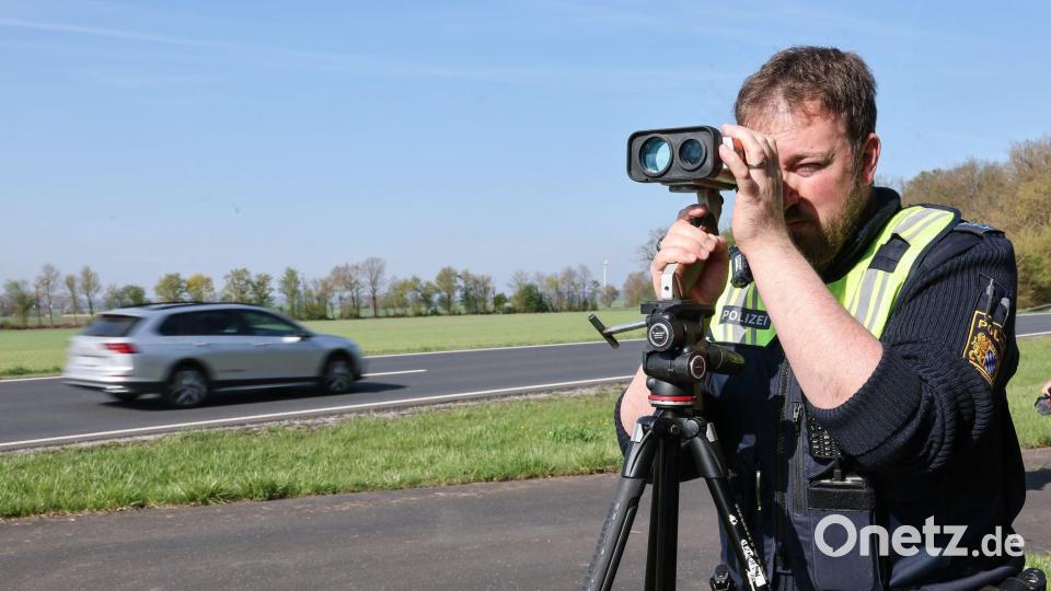 Mit dem Blitzmarathon soll die Sicherheit auf Bayerns Straßen erhöht werden - zu hohes Tempo fordert jedes Jahr viele Todesopfer. Bild: Daniel Löb/dpa