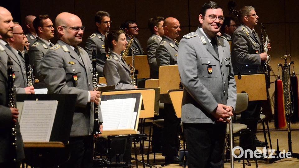 Unter der Leitung von Major Wolfgang Dietrich (2.v.r) präsentierte das Heeresmusikkorps ein breit gefächertes Programm. Bild: Kunz