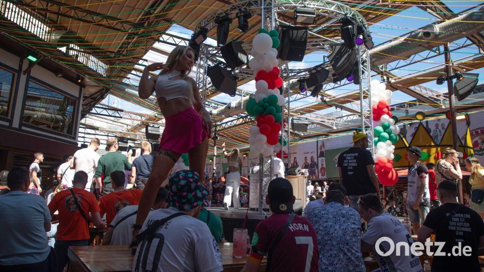 Die Party zur Eröffnung der Saison im Lokal „Bierkönig“ begann schon am Nachmittag. Bild: Clara Margais/dpa