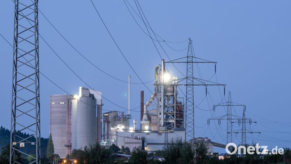 Energieintensive Betriebe wie zum Beispiel Zementwerke kommen für die Förderung in Frage. (Symbolbild) Bild: Silas Stein/dpa