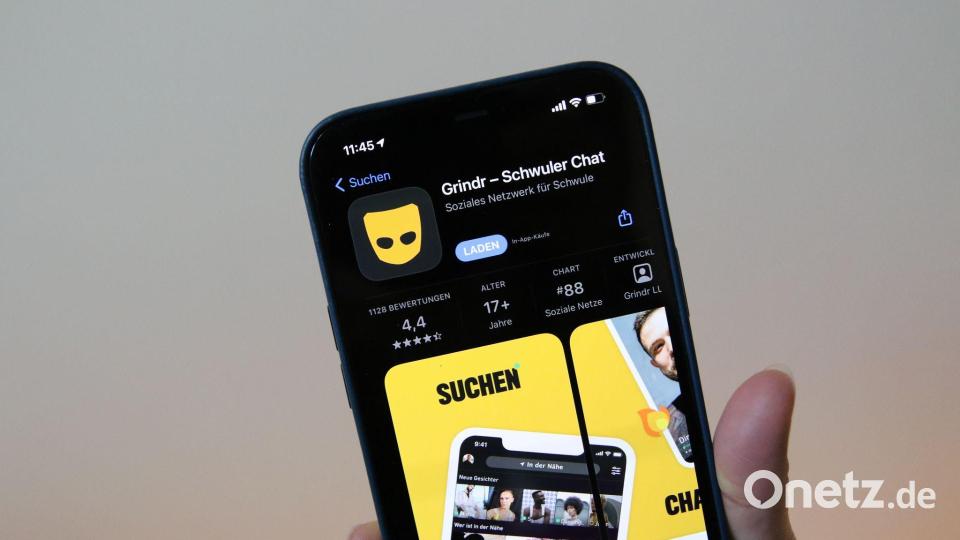 Die Schwulen-App Grindr - ein Kofferwort aus „Guy“ und „Finder“ (also Kerlefinder) und angelehnt ans Verb „grind“ (reiben, schleifen) - sortiert mögliche Partner nicht mehr zuerst nach gemeinsamen Interessen, sondern danach, wer gerade mit dem Handy in der Nähe ist. (Archivbild) Bild: Christoph Dernbach/dpa