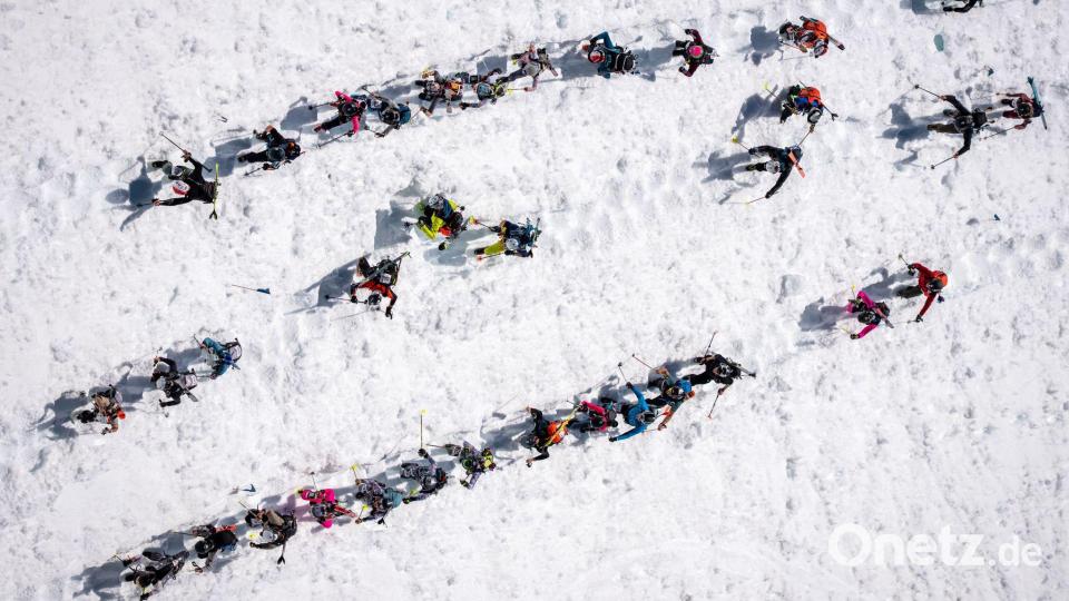 Teilnehmer des Skitourenrennen "Patrouille des Glaciers" erklimmen einen Gipfel in den Walliser Alpen in der Schweiz. Bild: Maxime Schmid/KEYSTONE/dpa