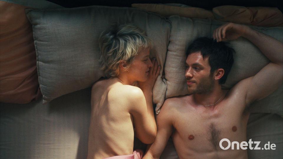 Spielen in „Allegro Pastell“ ein Paar in der Krise: Sylvaine Faligant und Jannis Niewöhner. Bild: Felix Pflieger/DCM Film/dpa