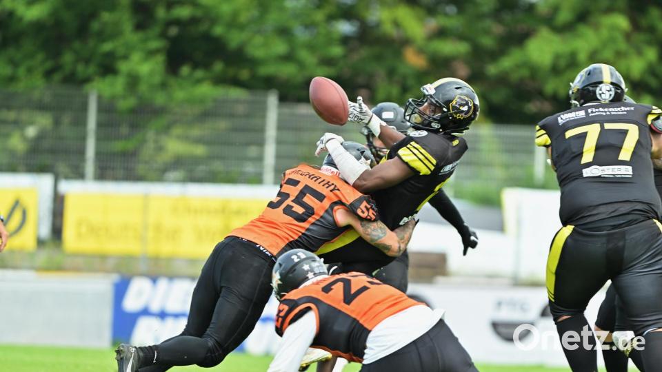 Die Amberg Mad Bulldogs (dunkle Trikots) ließen sich von den München Rangers nicht stoppen. Bild: Hubert Ziegler