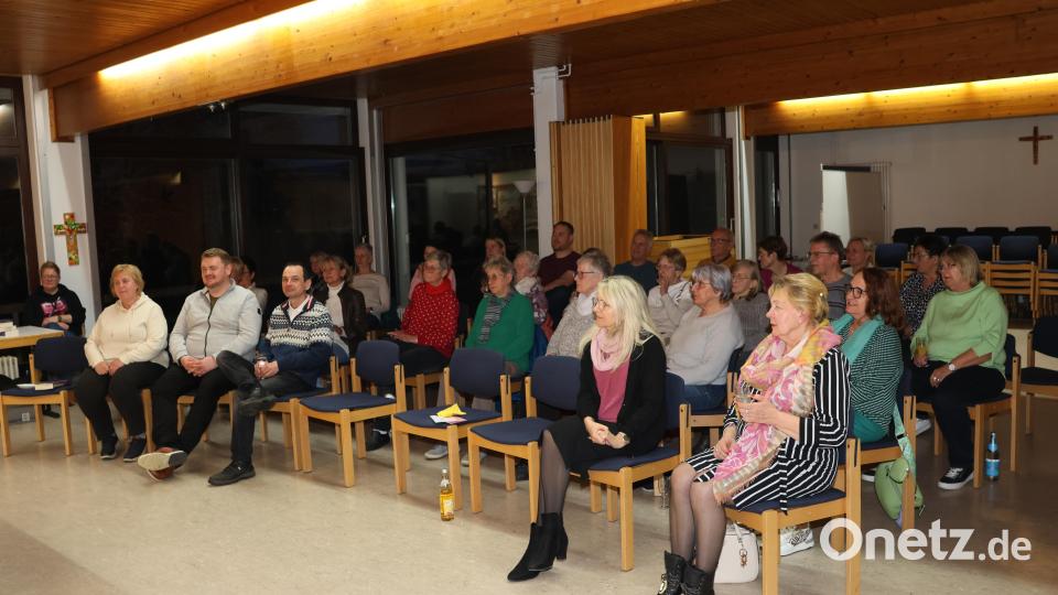 Horst Eckert, gefeierter Krimiautor aus Düsseldorf, begeisterte in Neustadt am Kulm die Besucher seiner spannenden Autorenlesung. Bild: Christine Rupprecht