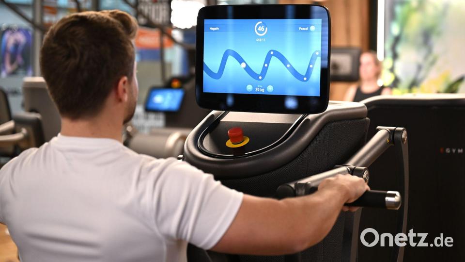 Eine digitalisierte Ruderbank in einem Fitnessstudio, auf deren Display der Nutzer mit seiner Kraftanstrengung eine Figur eines Computerspiel steuert: Solche Daten könnten für eine Trainingsanalyse ausgewertet werden. Bild: Wolf von Dewitz/dpa