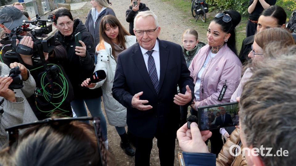 Till Backhaus (SPD), Umweltminister des Landes Mecklenburg-Vorpommern, spricht am Mittwochabend vor Ort auf der Ostseeinsel Poel zu Demonstranten, Aktivisten und Journalisten. Bild: Bernd Wüstneck/dpa