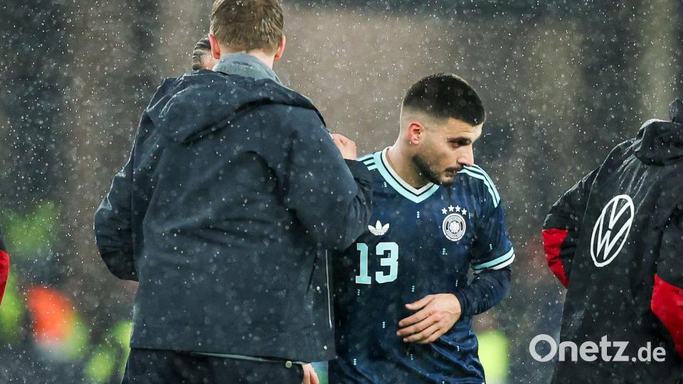 Julian Nagelsmann (l.) und Deniz Undav (r.) auf dem Rasen nach dem WM-Test gegen Ghana. (Archivbild) Bild: Christian Charisius/dpa